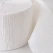 Close-up detalje af hvidt crepepapir på rulle med flot struktur til festpynt, bryllup og DIY projekter