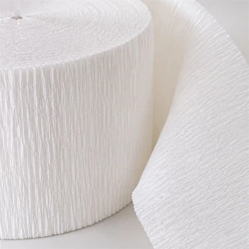 Close-up detalje af hvidt crepepapir på rulle med flot struktur til festpynt, bryllup og DIY projekter