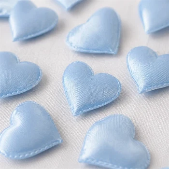 Close-up af lyseblå stof hjerter 2 cm til romantisk bordpynt, babyshower og barnedåb