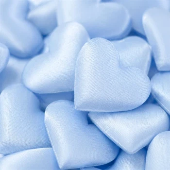 Close-up af lyseblå stof hjerter i satin stof til romantisk bordpynt, bryllup og barnedåb