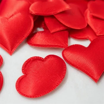 Close-up af store røde stof hjerter i satinlook til romantisk bordpynt, bryllup og valentinsdag