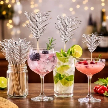 Cocktails pyntet med sølv folie drinks pyntepinde i festligt bar miljø med bær, lime og mynte