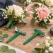 Grøn corsage clips 5 cm med knaphulsblomster til bryllup og blomsterbinding