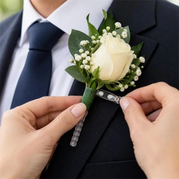 Klar corsage clips 5 cm til fastgørelse af knaphulsblomst på jakkerevers til bryllup