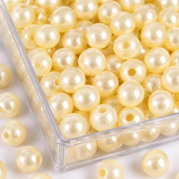 Close-up af creme perler 8 mm med hul og blank perleoverflade