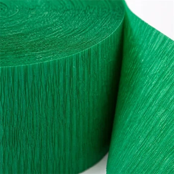 Close-up af grønt crepepapir på rulle med tydelig struktur og fleksibelt materiale