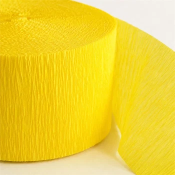 Close-up detaljebillede af gult crepepapir på rulle med tydelig struktur og fleksibel overflade