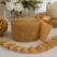 Guld crepepapir brugt til festpynt og borddekoration med blomster og DIY pynt