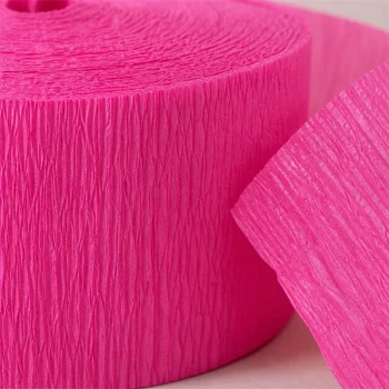 Close-up af crepepapir hot pink på rulle med tydelig struktur og strækbar tekstur