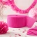Crepepapir hot pink brugt til festpynt og dekoration med guirlande