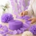 Brugsbillede af lavendel crepepapir på rulle brugt til DIY blomster, guirlander og festdekoration