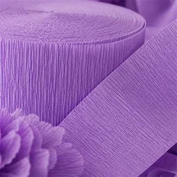 Close-up detaljebillede af lavendel crepepapir på rulle med synlig struktur og tekstur til DIY og festdekoration
