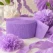 Stemningsbillede af lavendel crepepapir på rulle omgivet af papirblomster og festdekoration
