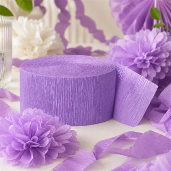 Stemningsbillede af lavendel crepepapir på rulle omgivet af papirblomster og festdekoration