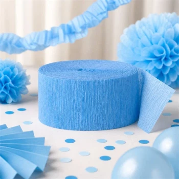 Lyseblå crepepapir brugt til festpynt med guirlander og papirblomster – perfekt til babyshower og fødselsdag