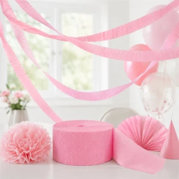 Lyserødt crepepapir brugt som loftspynt og festdekoration til baby shower, prinsessefest og fødselsdag