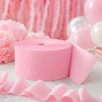 Lyserødt crepepapir på rulle brugt som festpynt til baby shower, fødselsdag og kreative DIY dekorationer
