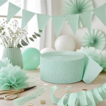 Mint grøn festpynt med crepepapir rulle, papirblomster og guirlande til baby shower og fødselsdag