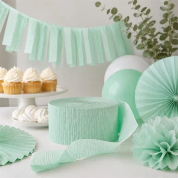 Crepepapir mint grøn brugt til guirlande og festpynt på bord til fødselsdag eller baby shower