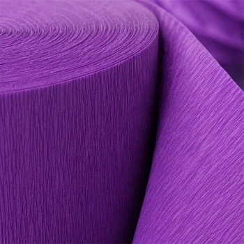 Close-up detaljebillede af mørklilla crepepapir med tydelig struktur og tekstur