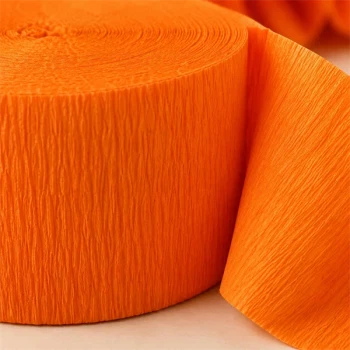 Close-up detaljebillede af orange crepepapir på rulle 24,6 meter x 4,5 cm til festpynt og DIY projekter