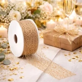 Crispy Deluxe bånd i guld brugt til gaveindpakning på festligt pyntet bord med lys og blomster