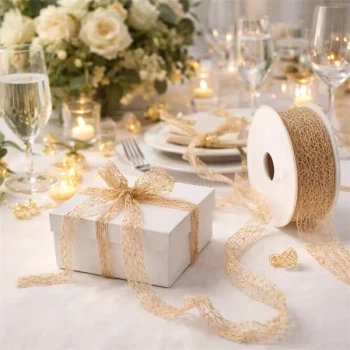 Crispy Deluxe bånd i guld brugt til gaveindpakning på elegant festbord med blomster og lys