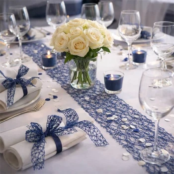 Festbord dækket med Crispy Deluxe bånd i marineblå som bordløber og servietsløjfer