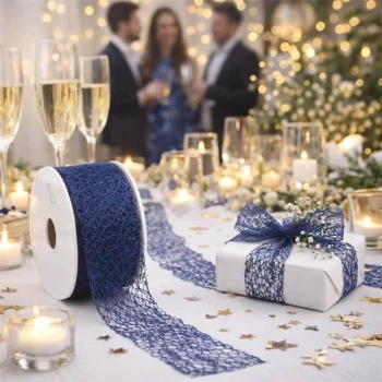 Festligt dækket bord med Crispy Deluxe bånd i marineblå brugt til gaveindpakning og borddekoration