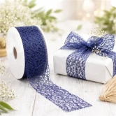 Festbord dækket med Crispy Deluxe bånd i marineblå som bordløber og servietsløjfer