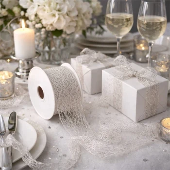 Crispy Deluxe sølvbånd 30 mm brugt til gaveindpakning og borddekoration på elegant festbord