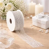 Crispy Deluxe sølv gavebånd 30 mm brugt til elegant gaveindpakning på pyntet bord med lys og blomster