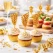 Cupcakes med hvid frosting pyntet med guld folie pyntesticks på festligt dessertbord