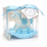 Dåbslys formet som gyngehest i hvid og lyseblå i gaveæske med sløjfe – perfekt til barnedåb eller baby shower dreng.
