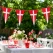 Dannebrog flagguirlande som dansk festpynt over rød-hvid borddækning