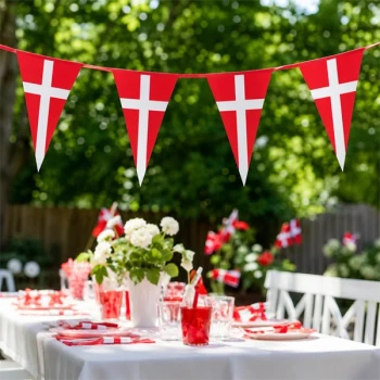 Dannebrog flagguirlande som dansk festpynt over rød-hvid borddækning