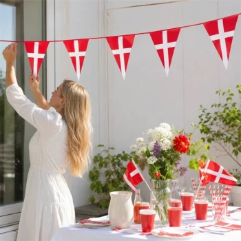 Dannebrog flagguirlande hænges op som dansk festpynt ved festbord