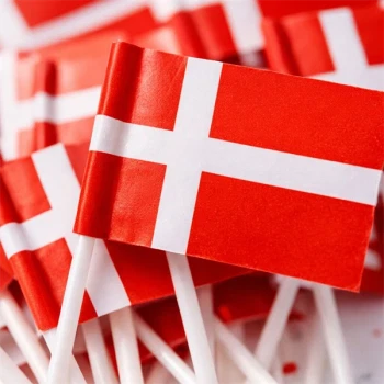 Close-up af Dannebrog kageflag med rødt og hvidt flag på pind til kage og cupcakes