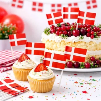 Dannebrog kageflag på cupcakes og lagkage til fødselsdag med små danske flag