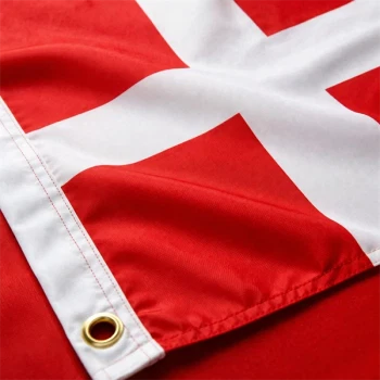 Dannebrogsflag 90x150 cm close up af stof og metaløje med stærk syning