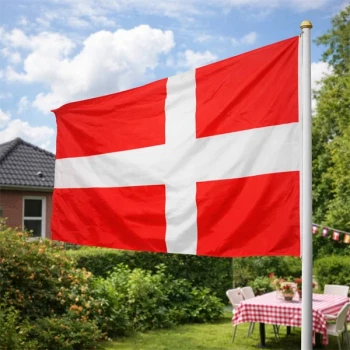 Dannebrogsflag 90x150 cm på flagstang i have til fødselsdag og dansk fest