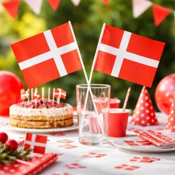 Dannebrogsflag på pind i glas til borddækning – fødselsdagsflag til dansk fest og pynt