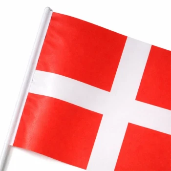 Close-up af Dannebrogsflag på pind i papir – fødselsdagsflag med hvid plastpind