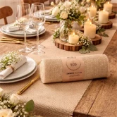 Decojute bordløber i beige jute på pyntet festbord med blomster, stearinlys og rustik borddækning