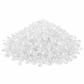 Klart dekorationsglas 1–2 mm i en bunke med transparente, glitrende glaskorn på hvid baggrund.