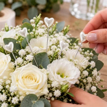 Hvid dekorationsnål med hjerte anvendt i blomsterdekoration