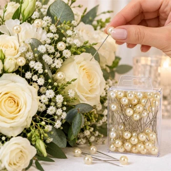 Dekorationsnåle med creme perle brugt i blomsterdekoration til bryllup