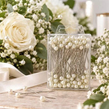 Hvide dekorationsnåle med perler sammen med hvide roser og blomster til bryllupsdekoration