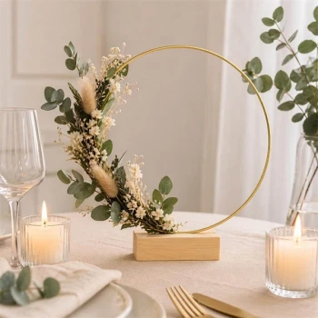 Dekorationsring med træfod 20 cm guld som bordpynt med blomster og lys til bryllup