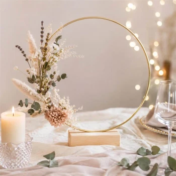 Dekorationsring med træfod 20 cm guld brugt som bordpynt med blomster og lys til fest